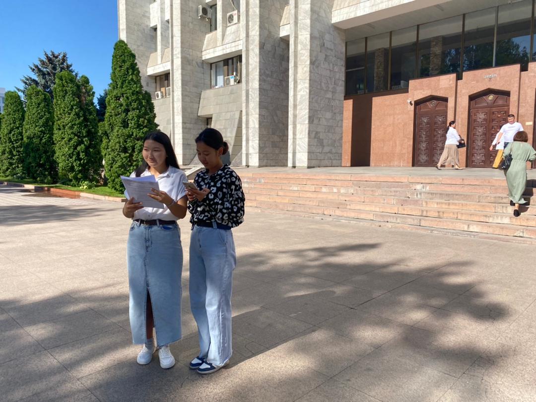 On 26 June, starting at 8:30 a.m., the Bir Duino team and volunteers are on the steps of Parliament meeting the deputies and handing out the Civic Message to withdraw unconstitutional bills